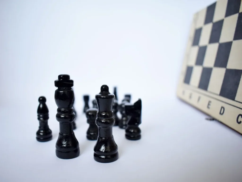 Pezzi degli scacchi su fondo chiaro: scegliere con strategia tra agenzia, freelance e boutique di marketing
