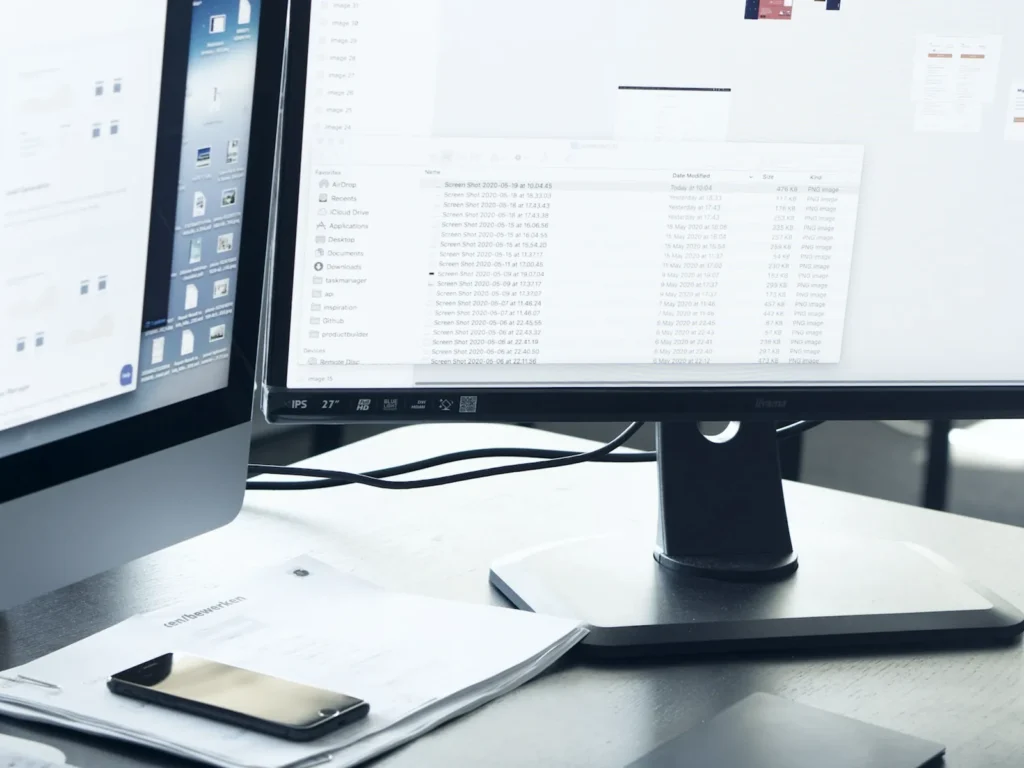 Monitor con grafici e dati per un'analisi di mercato