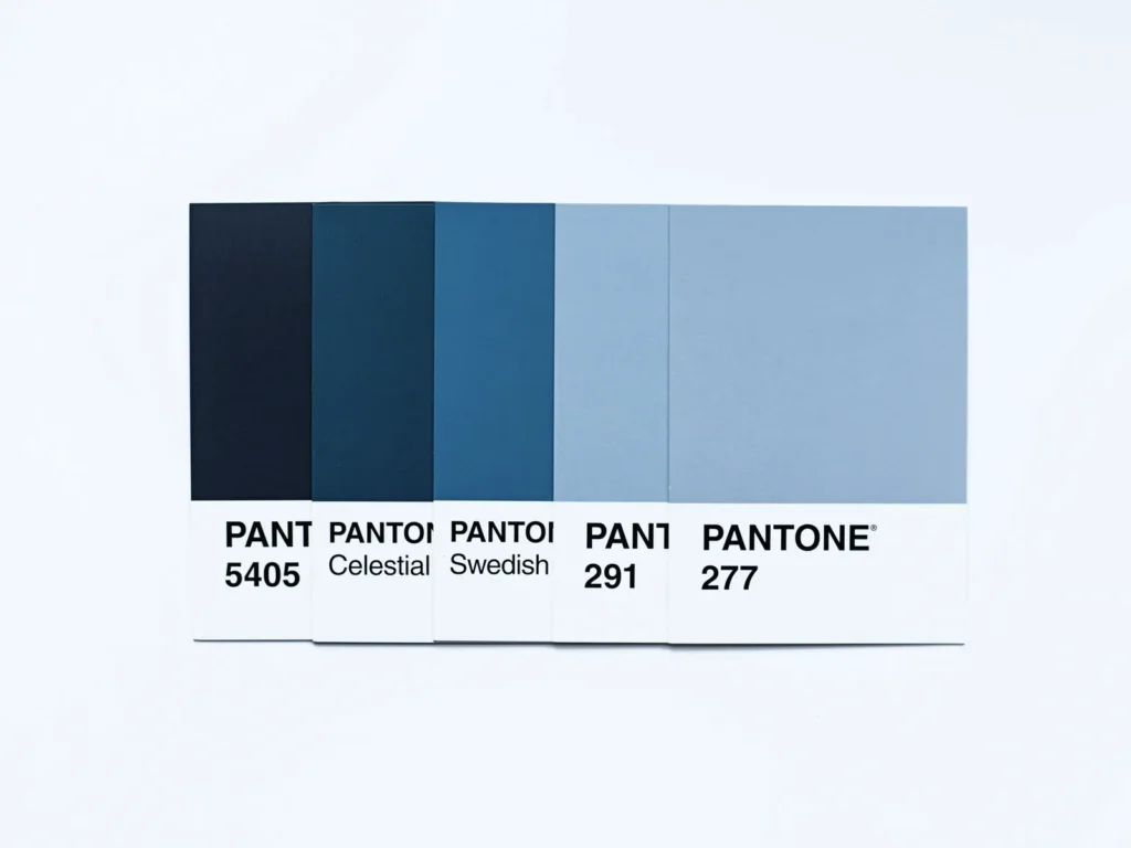 Campioni Pantone nei toni del blu: l'identità e il posizionamento del brand