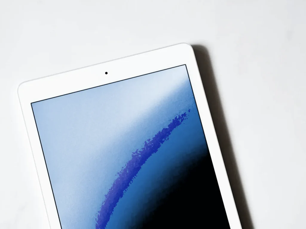 Tablet su fondo bianco: creare un ebook gratuito