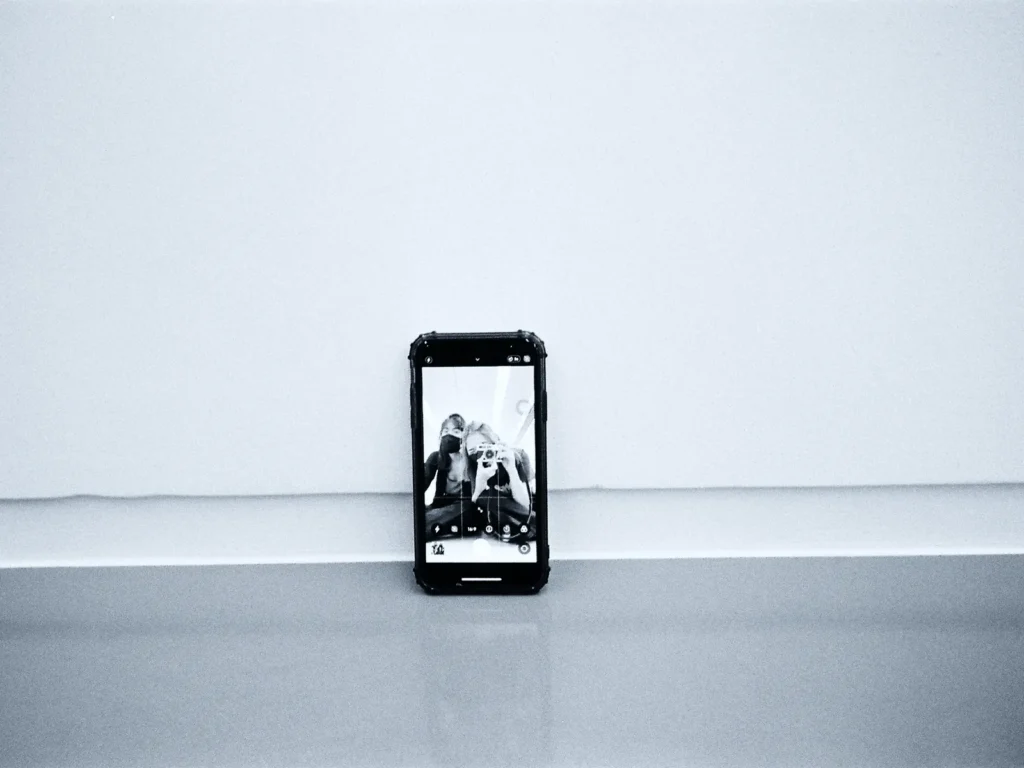 Smartphone con una fotografia d'epoca: generazioni diverse a confronto nel marketing