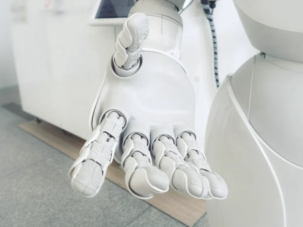 Mano di un robot bianco in un ambiente luminoso: farsi trovare dalle intelligenze artificiali