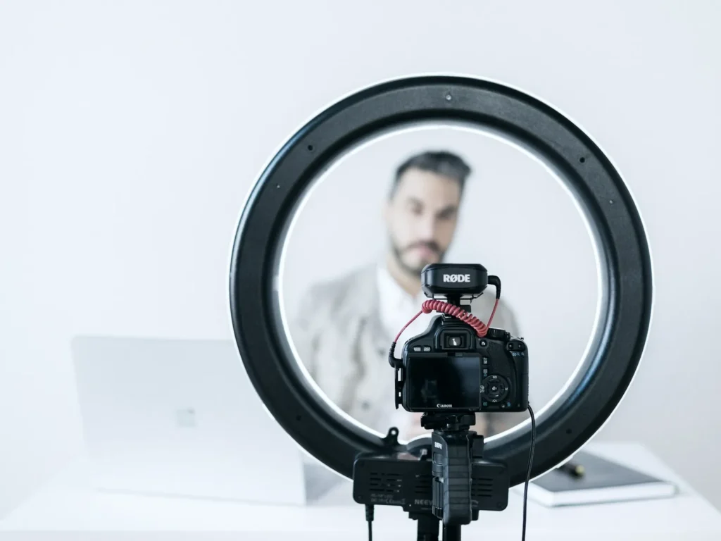 Ring light e videocamera per creare contenuti da influencer su Instagram e TikTok