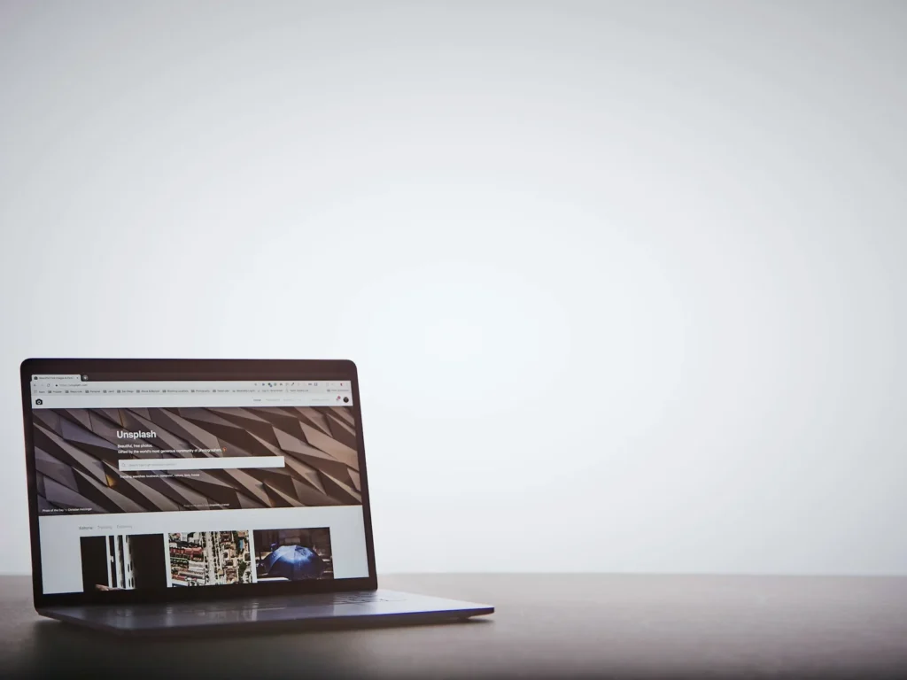 Laptop aperto su una pagina web su un tavolo: perché il sito non genera contatti