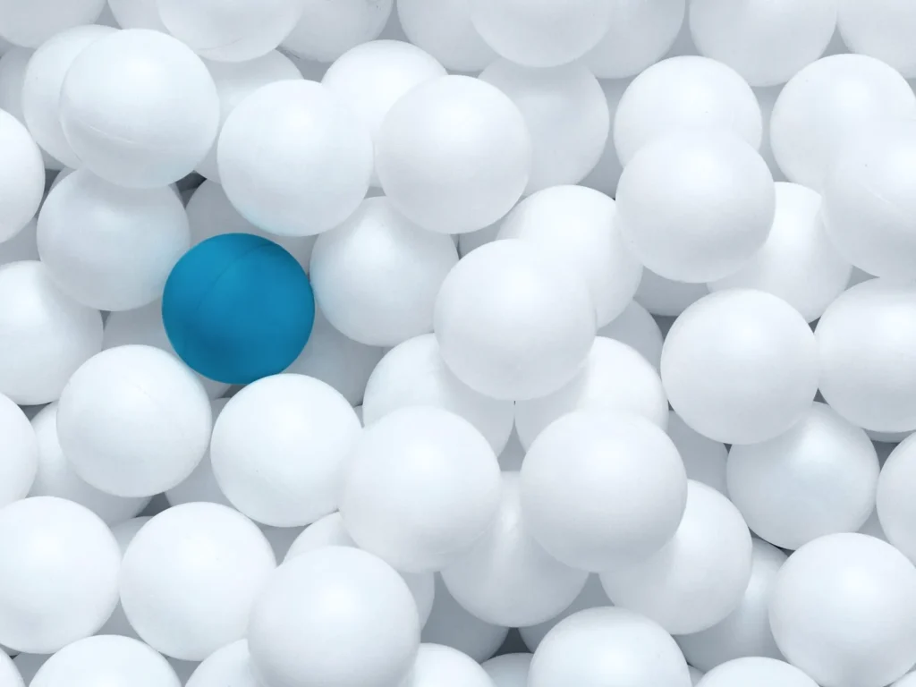 Una pallina blu tra tante bianche: differenziarsi dalla concorrenza