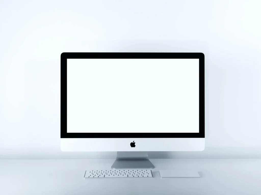 Monitor su fondo bianco: scegliere il tema WordPress