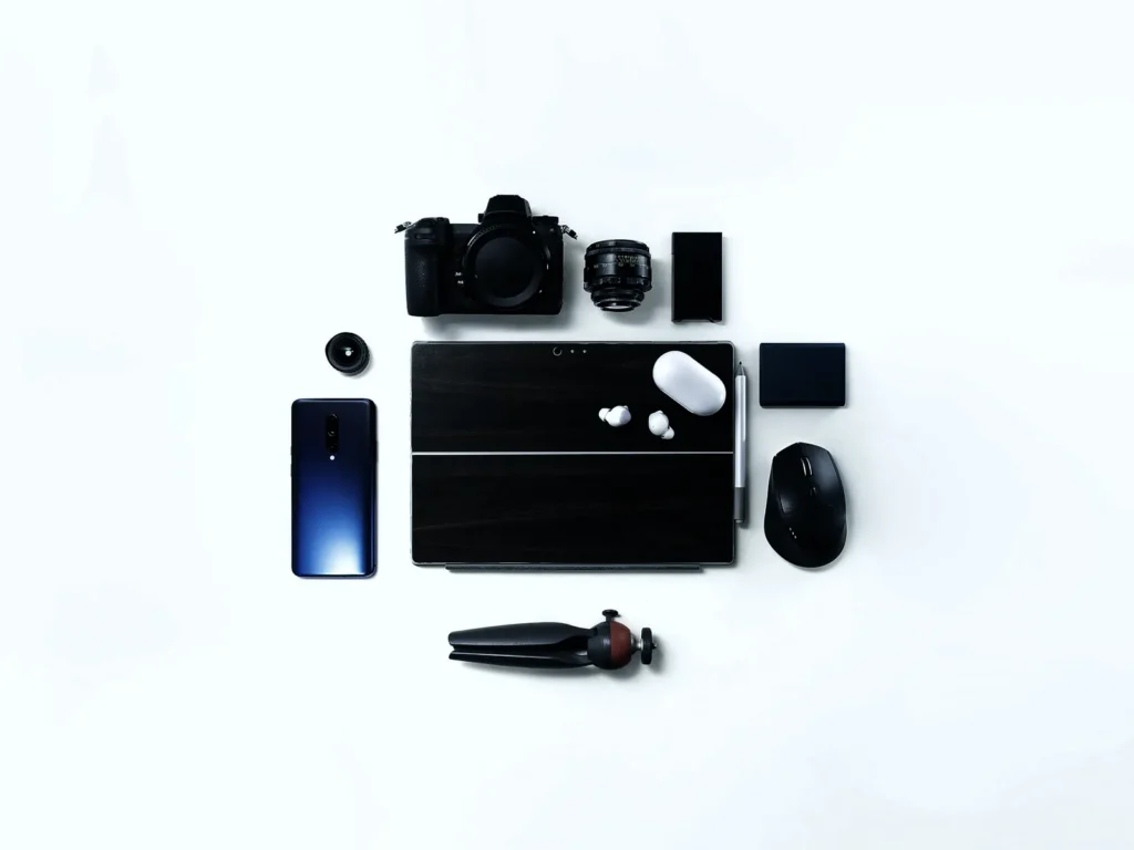 Attrezzatura da creator con smartphone, fotocamera e treppiede per TikTok