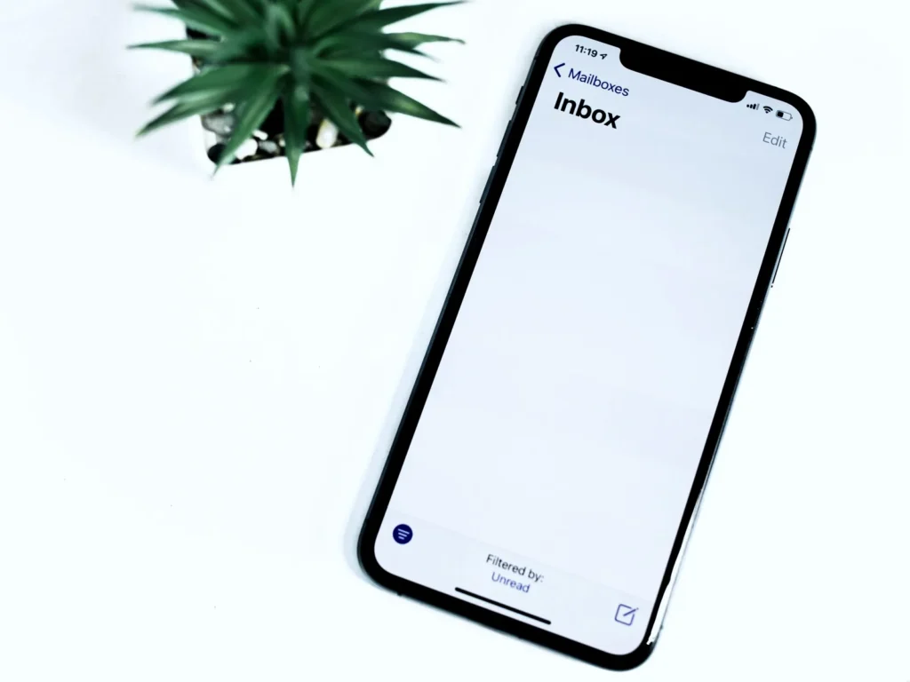Smartphone con la casella dei messaggi per il WhatsApp marketing
